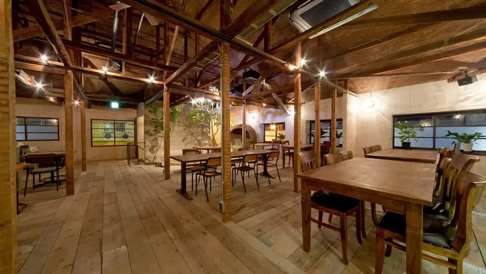 木造梁とテーブルが並ぶFun Space Dinerの広い会場