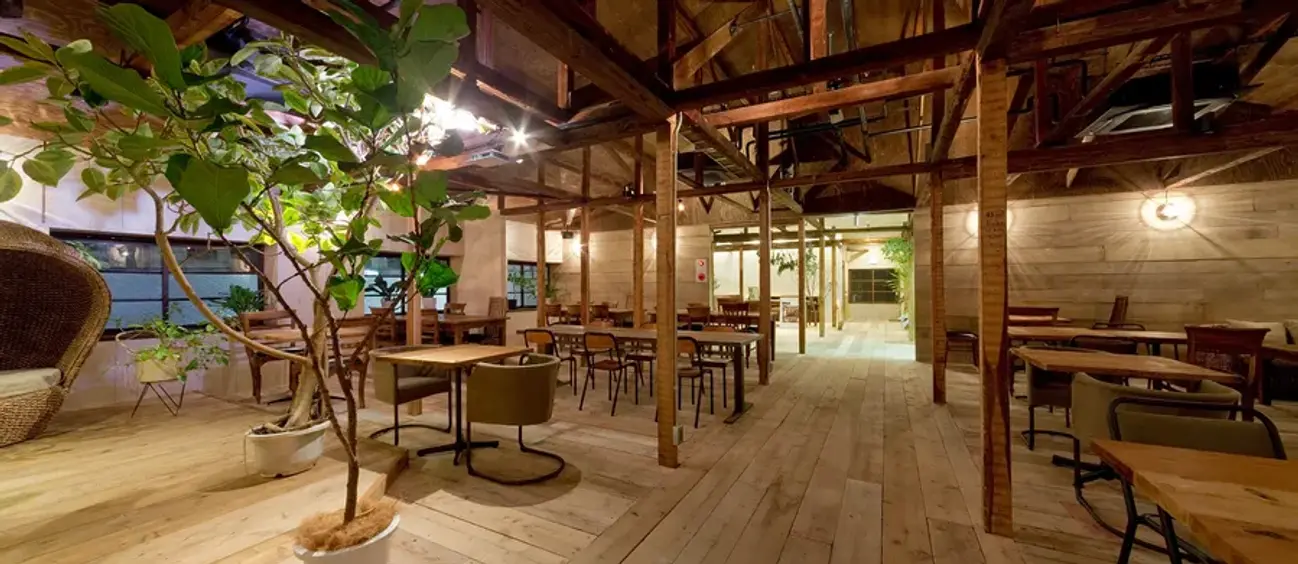 植栽と木造梁に囲まれたFun Space Dinerの会場